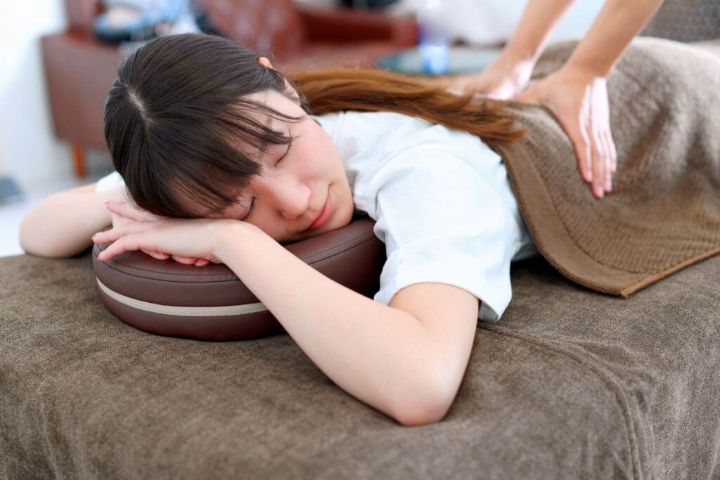 吉野ヶ里揉みほぐし専門店ほぐし処うえので整体を受ける女性の気持ち良さそうな写真